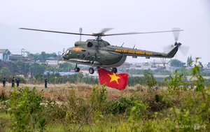Spectacular Helicopter Display Honors the Dien Bien Phu Victory Anniversary - image 4