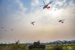 Spectacular Helicopter Display Honors the Dien Bien Phu Victory Anniversary - image 5