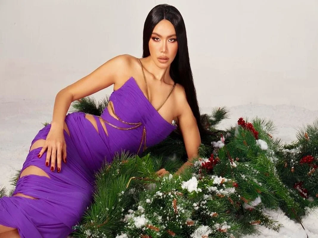 Supermodel Minh Tu Shows Off Her Sensational Curves and Iconic Figure