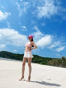 Ninh Dương Lan Ngọc khoe vóc dáng nuột nà trong bộ ảnh bikini gợi cảm - image 10