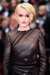 Dramatic Red Carpet Moments: Voluminous Gowns and Sensual Styles at Cannes - image 5