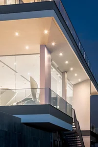 Modern Riverside Villa Design Perfect for Sunset Lovers and Luxury Living - image 1