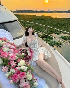 Saigon Influencer Captivates Fans with Luxurious Yacht Photoshoot and Stunning Physique - image 1