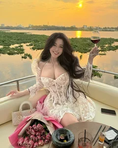 Saigon Influencer Captivates Fans with Luxurious Yacht Photoshoot and Stunning Physique - image 3