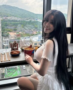 Saigon Influencer Captivates Fans with Luxurious Yacht Photoshoot and Stunning Physique - image 5