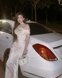 Saigon Influencer Captivates Fans with Luxurious Yacht Photoshoot and Stunning Physique - image 0