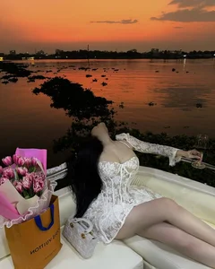 Saigon Influencer Captivates Fans with Luxurious Yacht Photoshoot and Stunning Physique - image 7