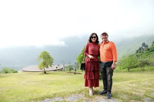 Veteran Actor Chi Trung Quickly Shuts Down Matchmaking Rumors with Sweet Photos of Girlfriend Y Lan - image 1