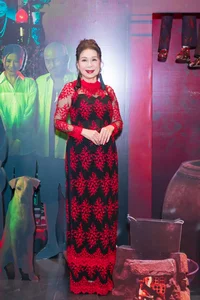 Actor Quang Tuan and Wife Linh Phi Turn Heads with Romantic Red Carpet Appearance - image 12