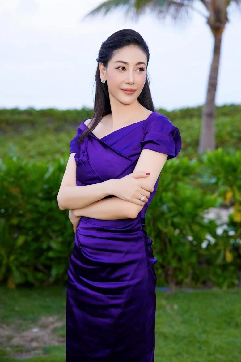 Royal Descent Vietnamese Miss Queen Enjoys Luxury Shopping Spree Escorted in Europe