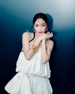 Chic Oversized Fashion Trends: How Diệu Nhi Masters the Art of Hiding the Waistline with Sophisticated Style - image 9