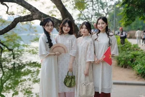 Modern Traditions: Gen Z Embraces Ao Dai Photography Ahead of the Lunar New Year in Hanoi - image 6