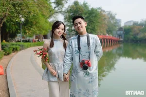 Modern Traditions: Gen Z Embraces Ao Dai Photography Ahead of the Lunar New Year in Hanoi - image 0