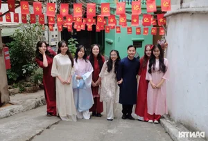Modern Traditions: Gen Z Embraces Ao Dai Photography Ahead of the Lunar New Year in Hanoi - image 5