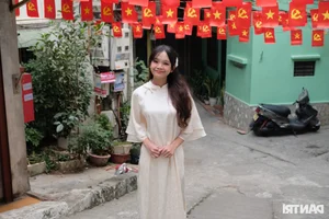 Modern Traditions: Gen Z Embraces Ao Dai Photography Ahead of the Lunar New Year in Hanoi - image 3
