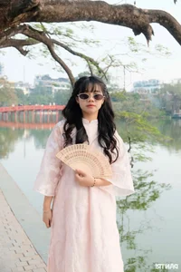 Modern Traditions: Gen Z Embraces Ao Dai Photography Ahead of the Lunar New Year in Hanoi - image 1