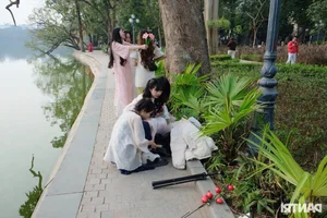 Modern Traditions: Gen Z Embraces Ao Dai Photography Ahead of the Lunar New Year in Hanoi - image 2