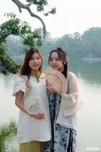 Modern Traditions: Gen Z Embraces Ao Dai Photography Ahead of the Lunar New Year in Hanoi - image 4