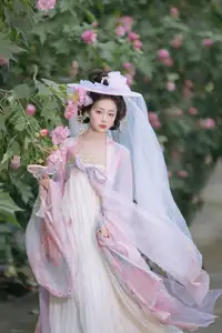 YiTuYu Vol.8616: Qian Yue's Serene Elegance Amidst Blooming Hibiscus - image 3