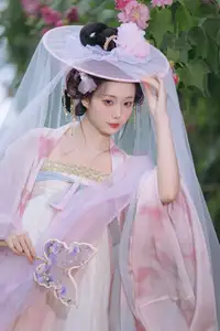 YiTuYu Vol.8616: Qian Yue's Serene Elegance Amidst Blooming Hibiscus - image 2