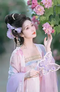 YiTuYu Vol.8616: Qian Yue's Serene Elegance Amidst Blooming Hibiscus - image 17