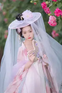 YiTuYu Vol.8616: Qian Yue's Serene Elegance Amidst Blooming Hibiscus - image 11