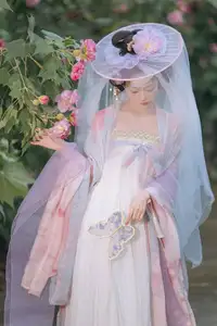 YiTuYu Vol.8616: Qian Yue's Serene Elegance Amidst Blooming Hibiscus - image 15