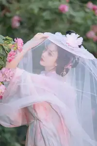 YiTuYu Vol.8616: Qian Yue's Serene Elegance Amidst Blooming Hibiscus - image 19