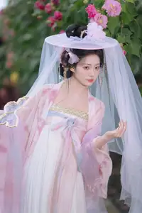 YiTuYu Vol.8616: Qian Yue's Serene Elegance Amidst Blooming Hibiscus - image 10