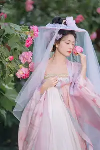 YiTuYu Vol.8616: Qian Yue's Serene Elegance Amidst Blooming Hibiscus - image 13
