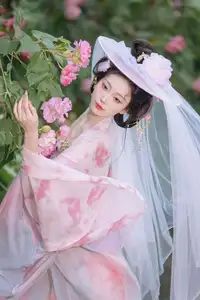 YiTuYu Vol.8616: Qian Yue's Serene Elegance Amidst Blooming Hibiscus - image 7