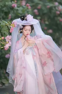 YiTuYu Vol.8616: Qian Yue's Serene Elegance Amidst Blooming Hibiscus - image 9