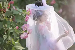 YiTuYu Vol.8616: Qian Yue's Serene Elegance Amidst Blooming Hibiscus - image 5