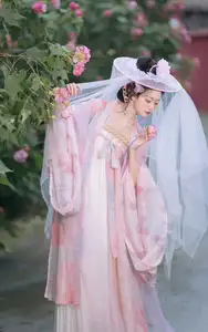 YiTuYu Vol.8616: Qian Yue's Serene Elegance Amidst Blooming Hibiscus - image 1