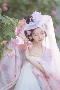 YiTuYu Vol.8616: Qian Yue's Serene Elegance Amidst Blooming Hibiscus - image 18