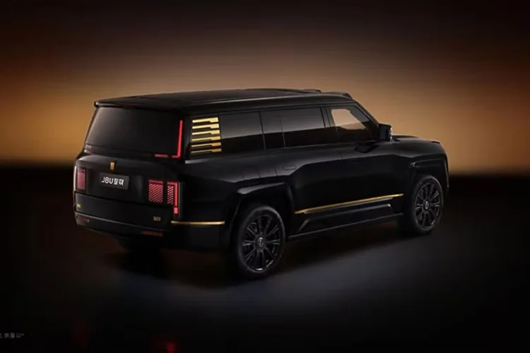 BYD Yangwang U8L Luxury Edition: A 4-Seater Powerhouse Rivaling the Maybach GLS 600