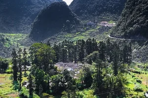Exploring the Historic Vuong Family Mansion on Ha Giang's Stone Plateau - image 2