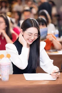 Vietnamese Actresses Weekly: Hong Diem’s Runway Return and Bao Thanh’s Joyful Birthday Celebration - image 19