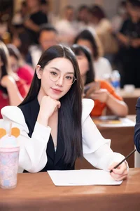 Vietnamese Actresses Weekly: Hong Diem’s Runway Return and Bao Thanh’s Joyful Birthday Celebration - image 14