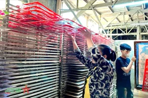 Traditional Glass Painting Craft of An Giang: A Cultural Heritage - image 12