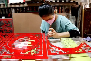 Traditional Glass Painting Craft of An Giang: A Cultural Heritage - image 9