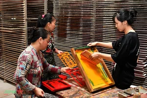 Traditional Glass Painting Craft of An Giang: A Cultural Heritage - image 1