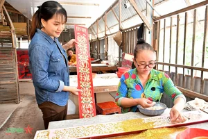 Traditional Glass Painting Craft of An Giang: A Cultural Heritage - image 4