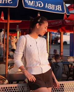 7 Trendy Autumn Fashion Styles Popularized by Vietnamese Celebrities - image 11