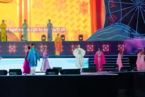 Exploring Vietnamese Heritage and Timeless Elegance Through the Traditional Ao Dai Fashion - image 1