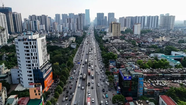 Gridlock Alert: Hanoi Gateways Face Kilometer-Long Traffic Jams After Holidays