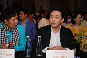 Trấn Thành and Hari Won Share Sweet Moments at New Movie Premiere - image 0