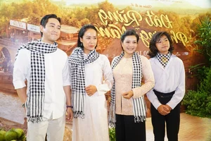Trấn Thành and Hari Won Share Sweet Moments at New Movie Premiere - image 7