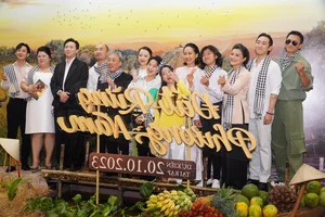 Trấn Thành and Hari Won Share Sweet Moments at New Movie Premiere - image 2