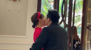 Trấn Thành and Hari Won Share Sweet Moments at New Movie Premiere - image 8